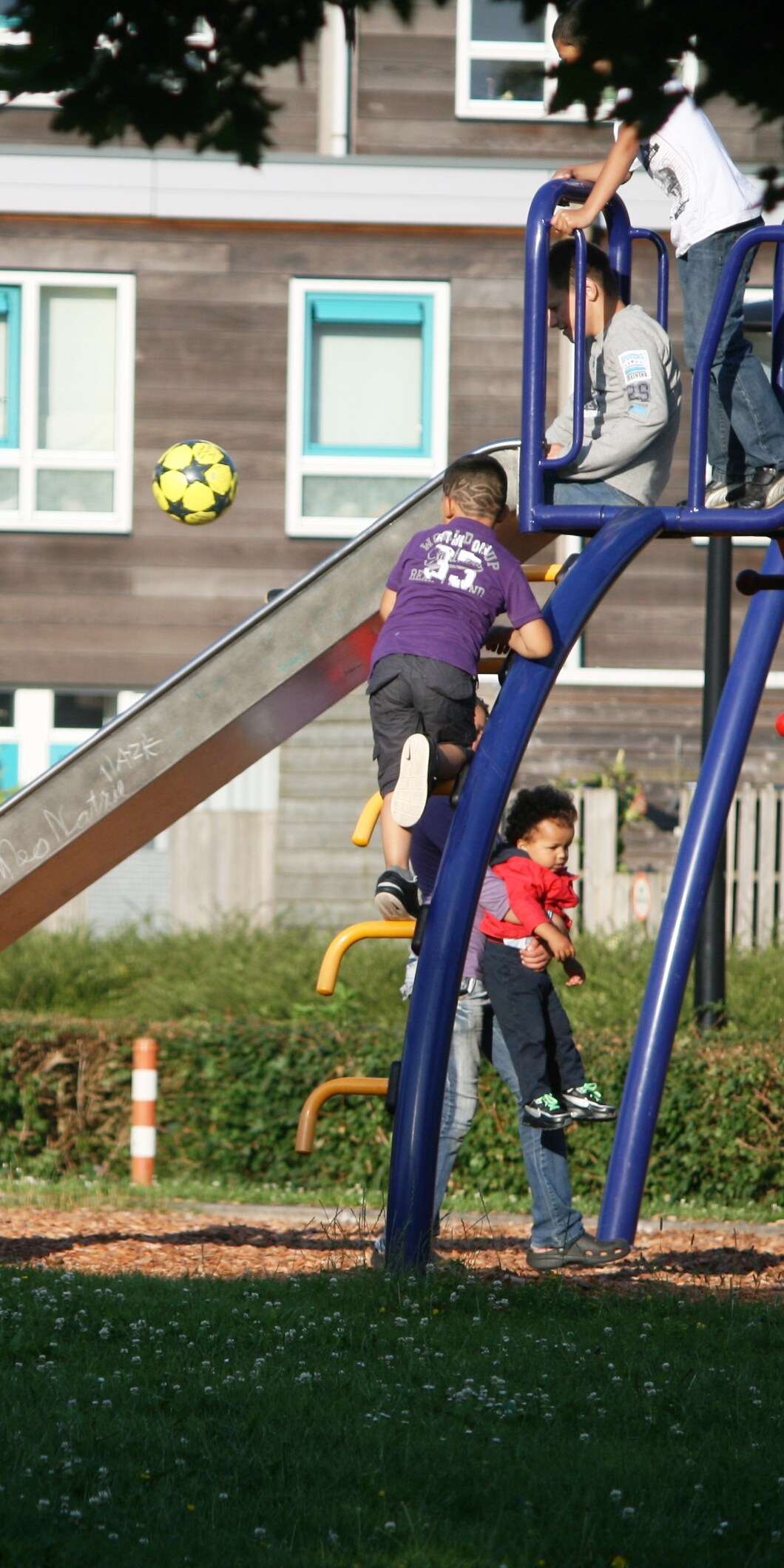 Spelende kinderen in wijk De Boeg