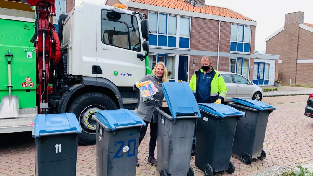 Danieke helpt met ophalen oud papier in Swifterbant