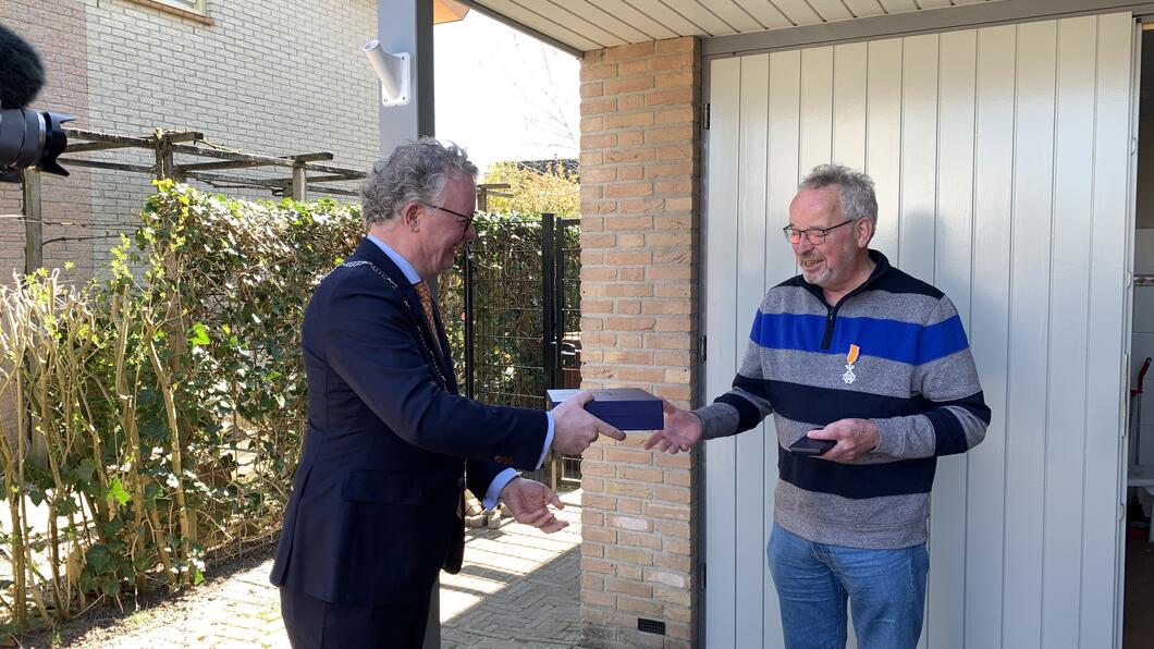 Johan Banis krijgt een lintje uithanden van burgemeester Gebben
