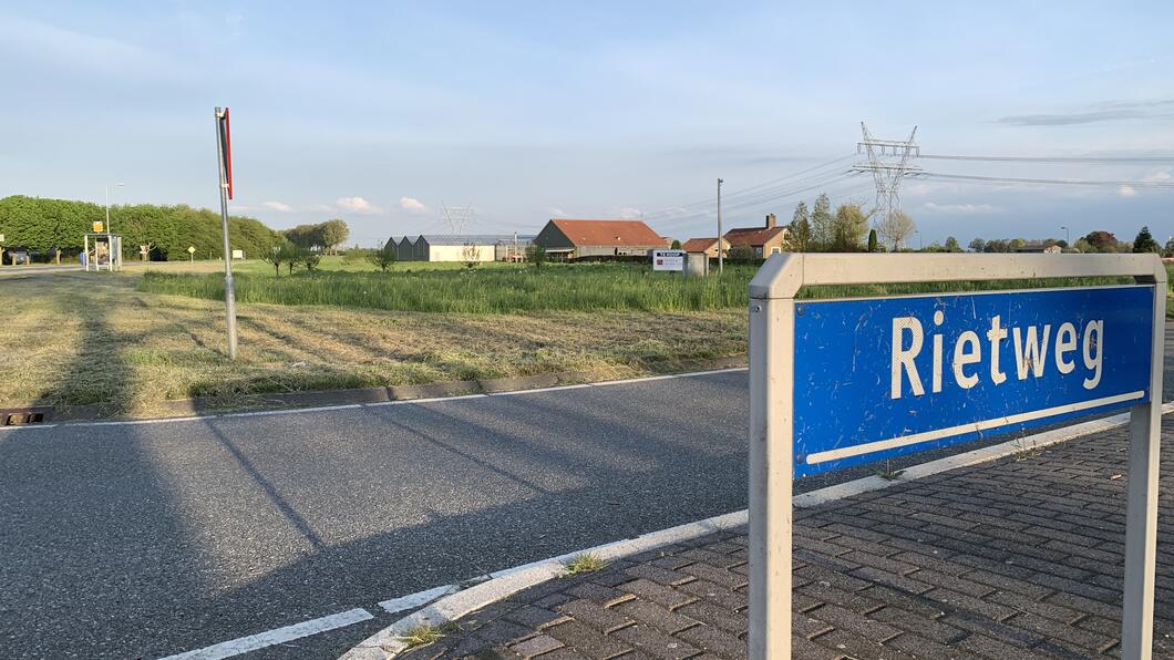 Straatnaambord Rietweg met op de achtergrond het voormalige GroenRijk