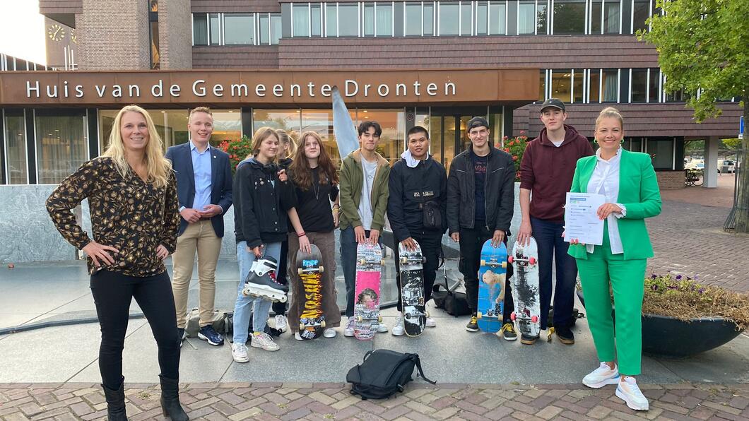 Skaters overhandigen petitie