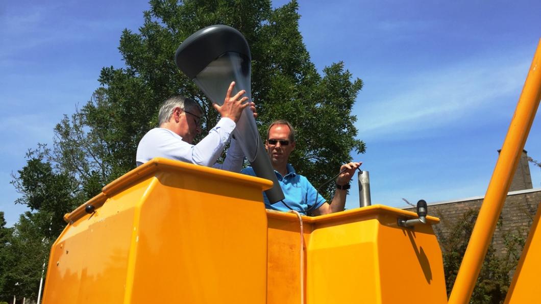 Wethouder van Amerongen plaatst de eerste LED-straatverlichting in Swifterbant Vermast Fotografie - LEDverlichtingplaatsen150629-3.jpg