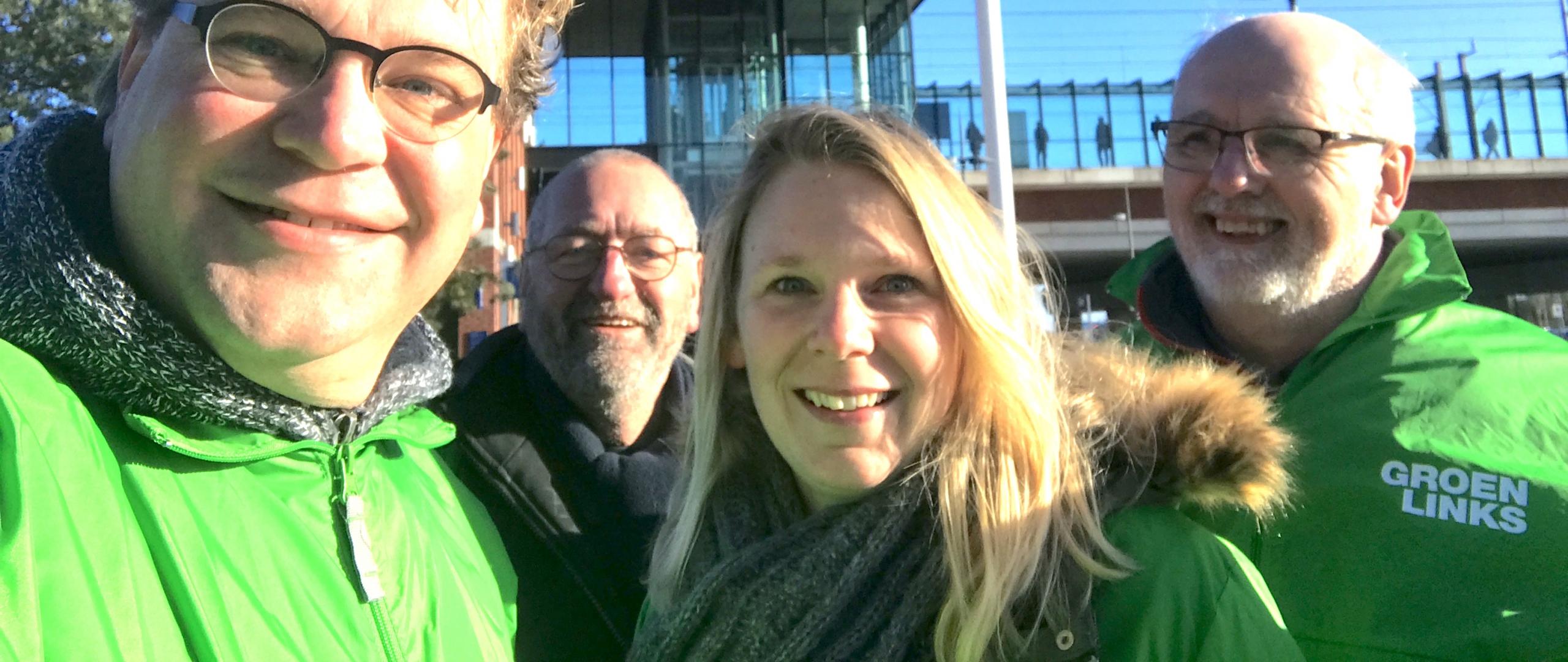 Groepje campagnevoerders bij station Dronten
