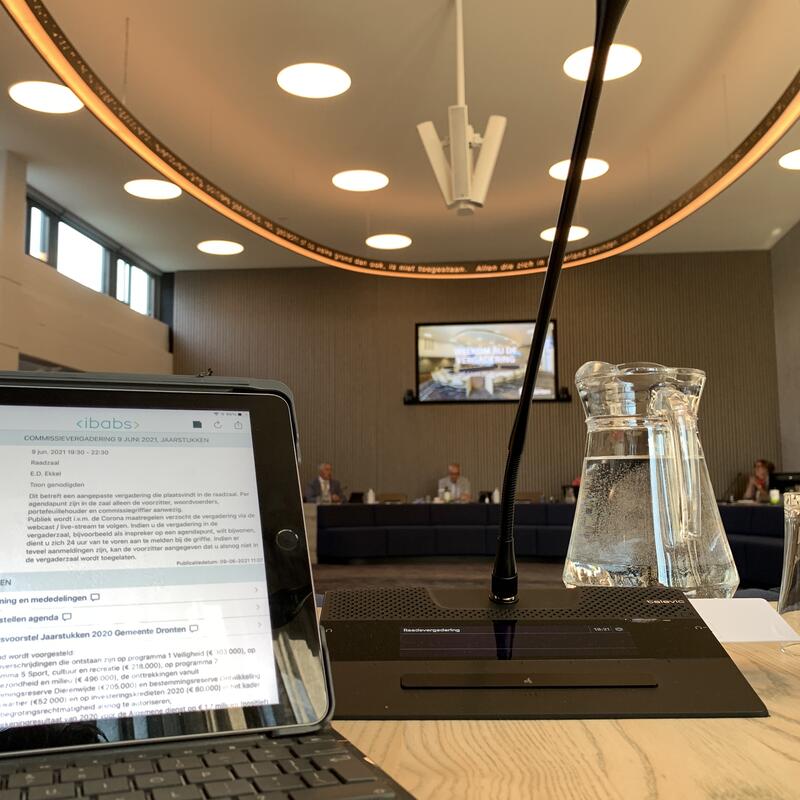 Ipad voor een microfoon in de raadszaal van Dronten